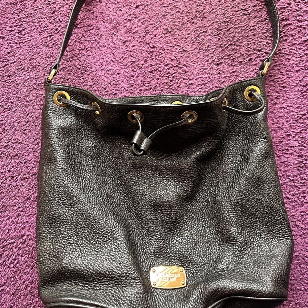Michael kors shoulder bag used in good condition